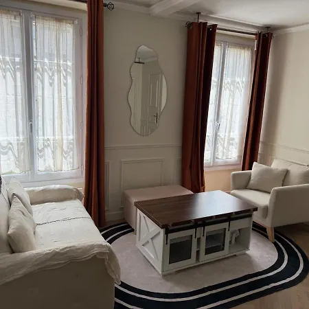 2 Bedrooms Cozy & Stylish, 15min Walk From Eiffel Tower Garden アパート パリ