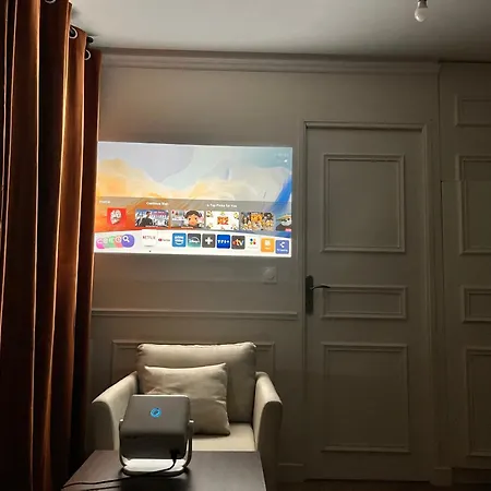 2 Bedrooms Cozy & Stylish, 15min Walk From Eiffel Tower Garden アパート パリ